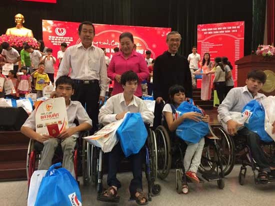 Ho Chi Minh-ville : cadeaux aux jeunes handicapés - ảnh 1